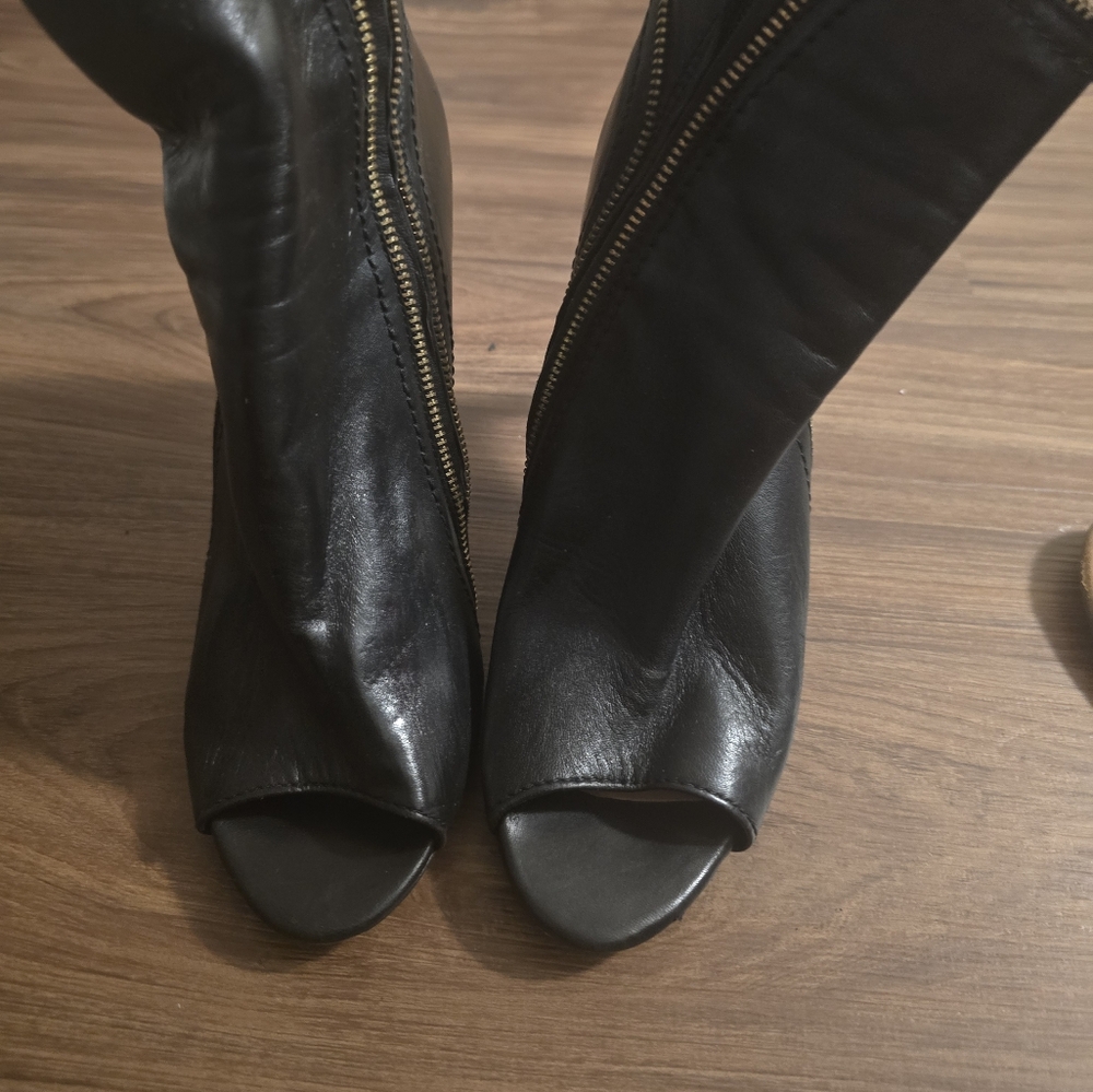 VINCE CAMUTO BOOTIES
